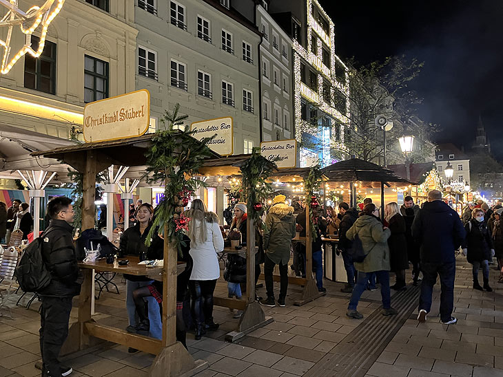 Spöckmeier's Christkindl Stüberl 2022 neu direkt vor dem Alten Hackerhaus in der Sendlingerstr beim Münchner Christkindlmarkt am Marienplatz (©Foto:Martin Schmitz)